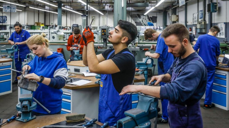 आऊसबिल्डुंग प्रोग्राम में होती है पढ़ाई और कमाई